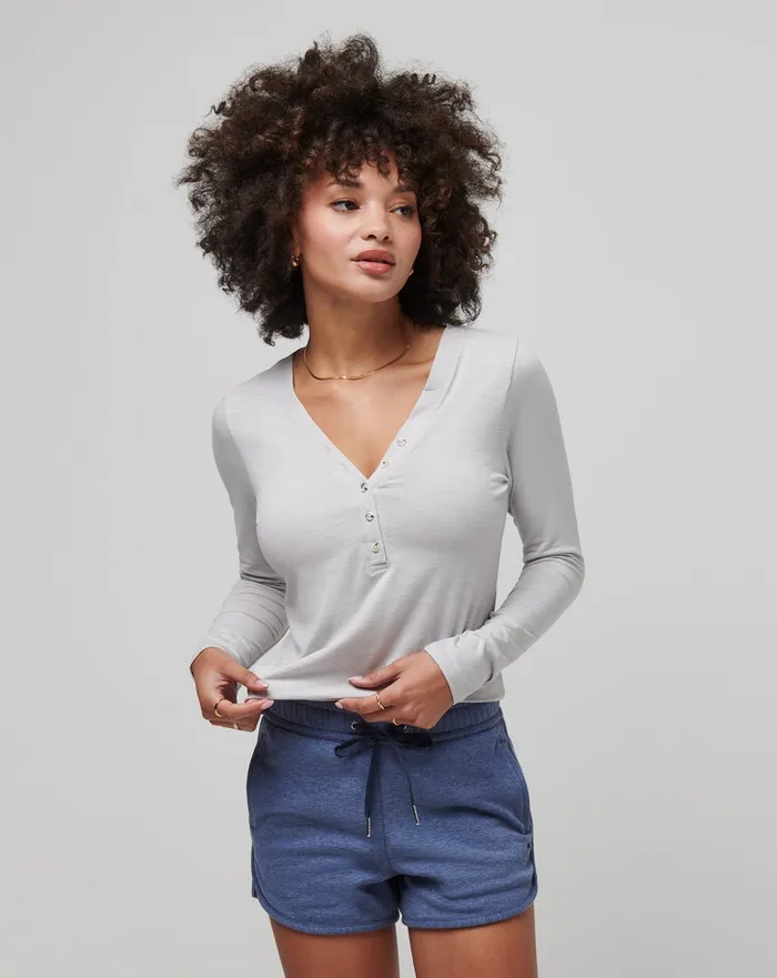 Women Tees TravisMathew CLOUD JERSEY HENLEY Light Grey